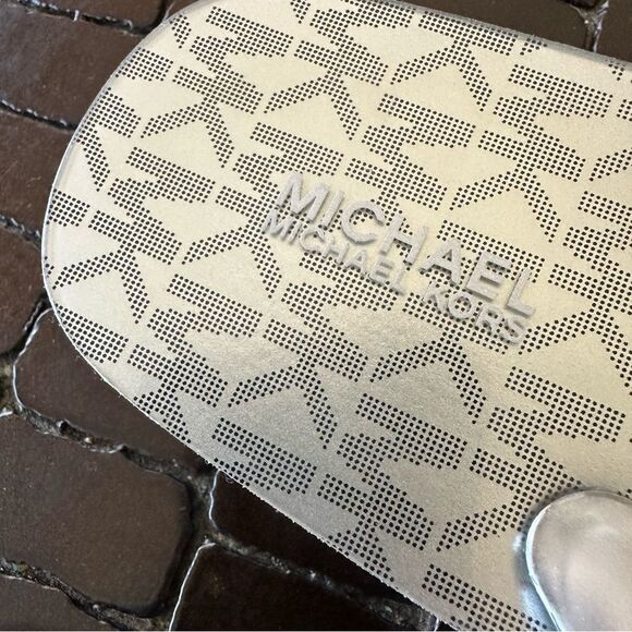 Michael Kors Metallic Silver, Flip Flop Sandals. - Picture 3 of 5